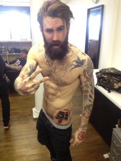 realmenstink:  itlivestoserveitssuperiors:  Beard, check. Tattoos, check. Gym, check. Ironic “I’m down” pose, check. You get an A for effort but step in line with the other players.  HOT IN EVERY POSSIBLE WAY !!! 