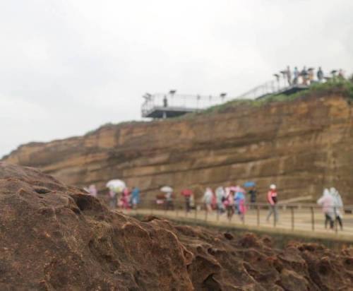 Sneaky Angle . . . . . . . #yehlui #yehliugeopark #rockformation #rainyday #nature #taiwan #asia #tr