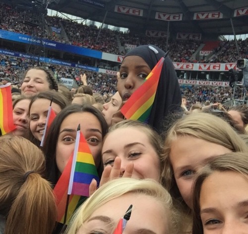 takemehomefromnarnia:  therealfearofheights:  Had an amazing and colourful day yesterday!  You guys make one stunning group and so many rainbows! We’re happy you had so much fun!