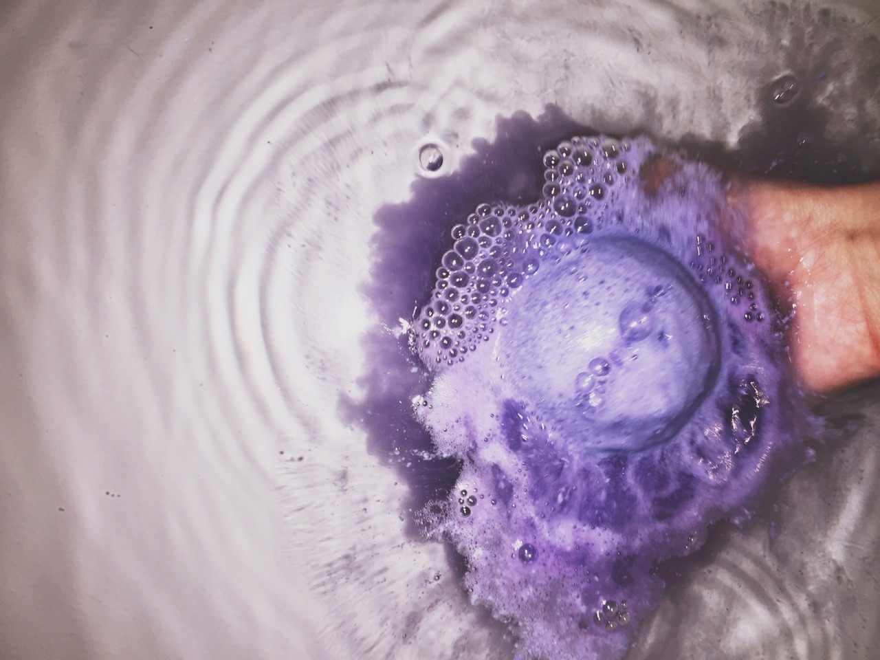 enchanting-nights:  Blackberry bath bomb