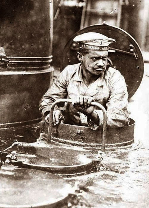 through-a-historic-lens:  Crewman of a German U Boat,1916