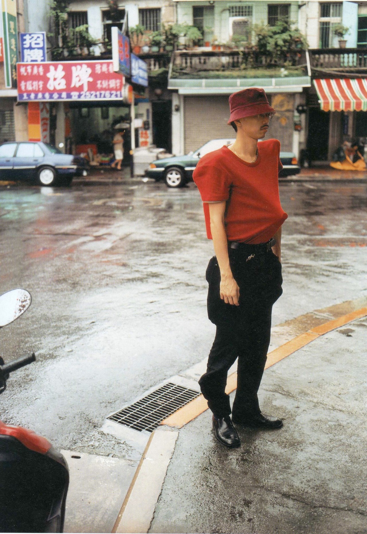 shihlun:  Erwin Wurm, One Minute Sculptures (Outdoor Sculptures Taipei), 2000. 
