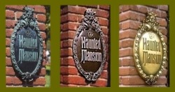 disneylandguru:  Those handsome plaques that grace the posts of the entrance gate tell an amusing tale.  They’re made of brass, which means they’re an alloy of mostly copper and some zinc.  If you think of them as big pennies, their metallurgical