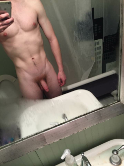 brosgivemeboners:  Perfect college bro submission. I want him. 