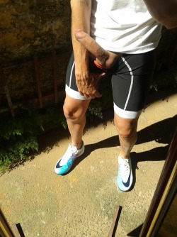 longbulge:  Love it. Public showoff. Who else gets into it?