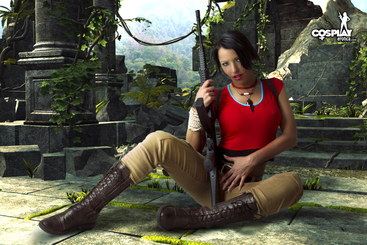 angelablanche:  cosplayerotica:  Uncharted 2 Chloe MeaLee Frazer (hee-hee). I just