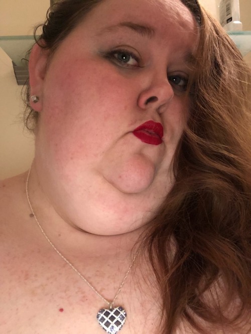 bignblueeyed-xoxo: New red lipstick. Makes me feel naughty