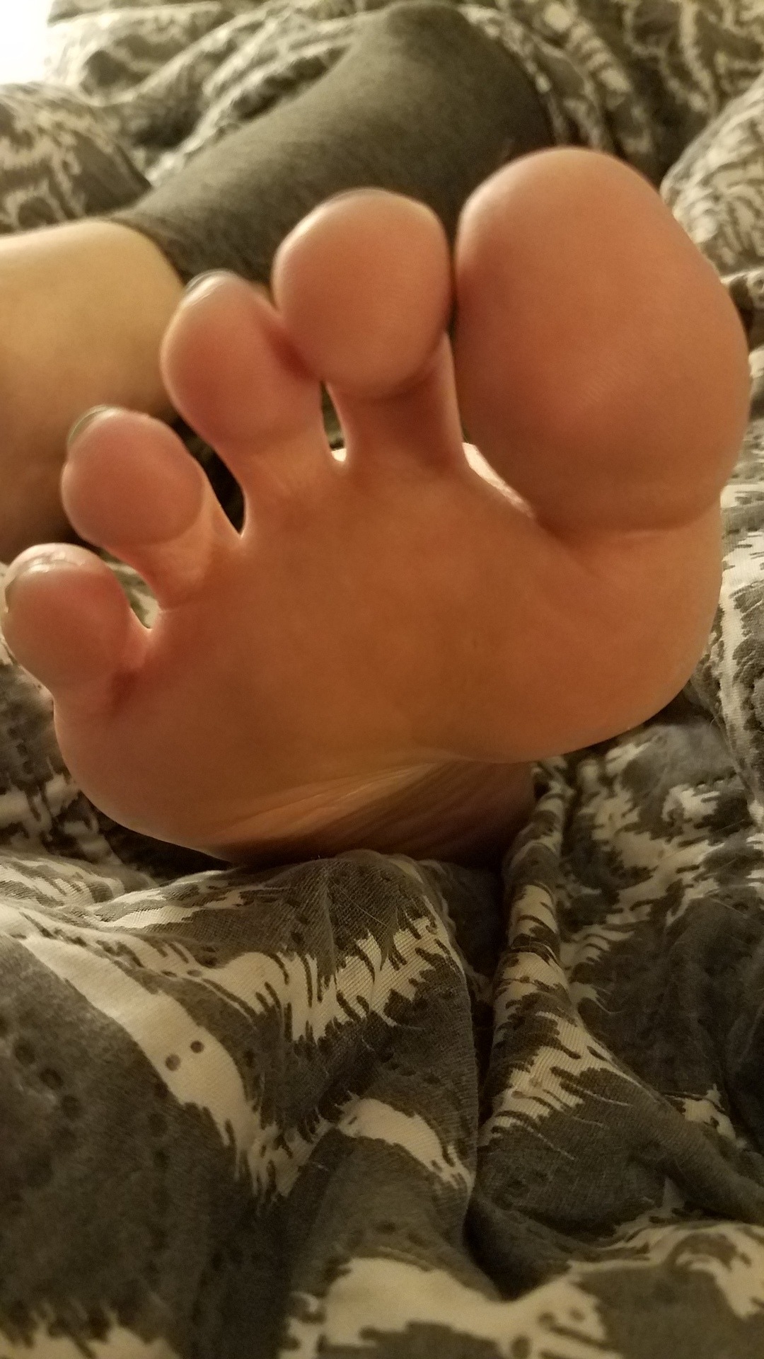 myprettywifesfeet:  A beautiful close up before bedtime.please comment