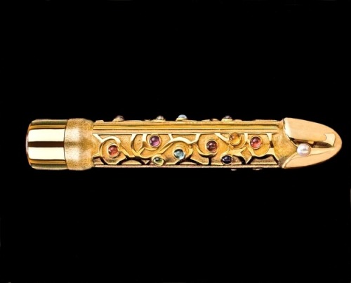 buzzfeed:  This ū,500 gold vibrator is just one of the many things that don’t need to be made out of gold. 