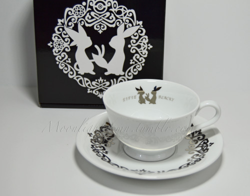 As if the hourglass wasn’t exciting enough, I also got a hold of this beautiful teacup and sau