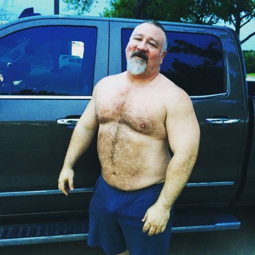 texasbeefmark: Today’s #dadbod pic! #musclebear #youcancallmedaddy #daddybear
