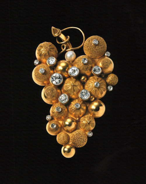 Elisabeth Treskow, grape brooch, 1941. gold, diamonds, pearls. Schmuckmuseum Pforzheim, Germany.The 