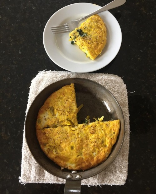 Slow Sundays are meant for good, easy food.  . . #theartofslowliving #eggs #farmfresh #frittata #mau