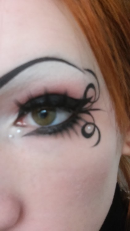 modelaest:First time trying filigree eyeliner - worked better than expected, but i think i need a th