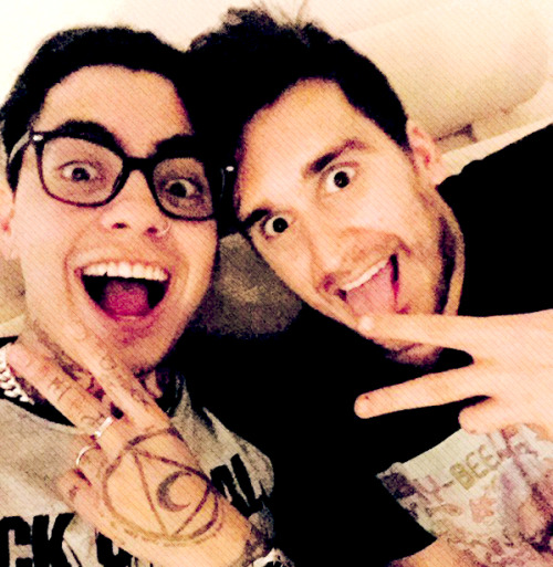 i-am-a-littleperson:  Nicolas fue el primer Youtuber que vi y gracias a el empece en este mundo tan maravilloso, verlo con mis otros youtubers favoritos en verdad no hay nada mejor, esto fue un sueño realidad, y esperar lo que se viene… (: 