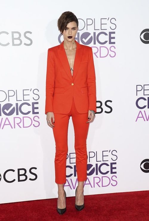 Best dresses celebreties at people&rsquo;s choice awards