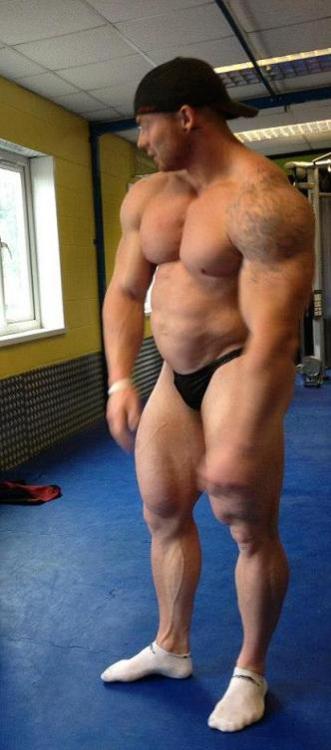 needsize:  Totally classic juicer. Big overhanging pecs, gut distention, quads, and nothing showing in his posers. Sucks when everything shrivels up. Fucking hot.Max O’Connor