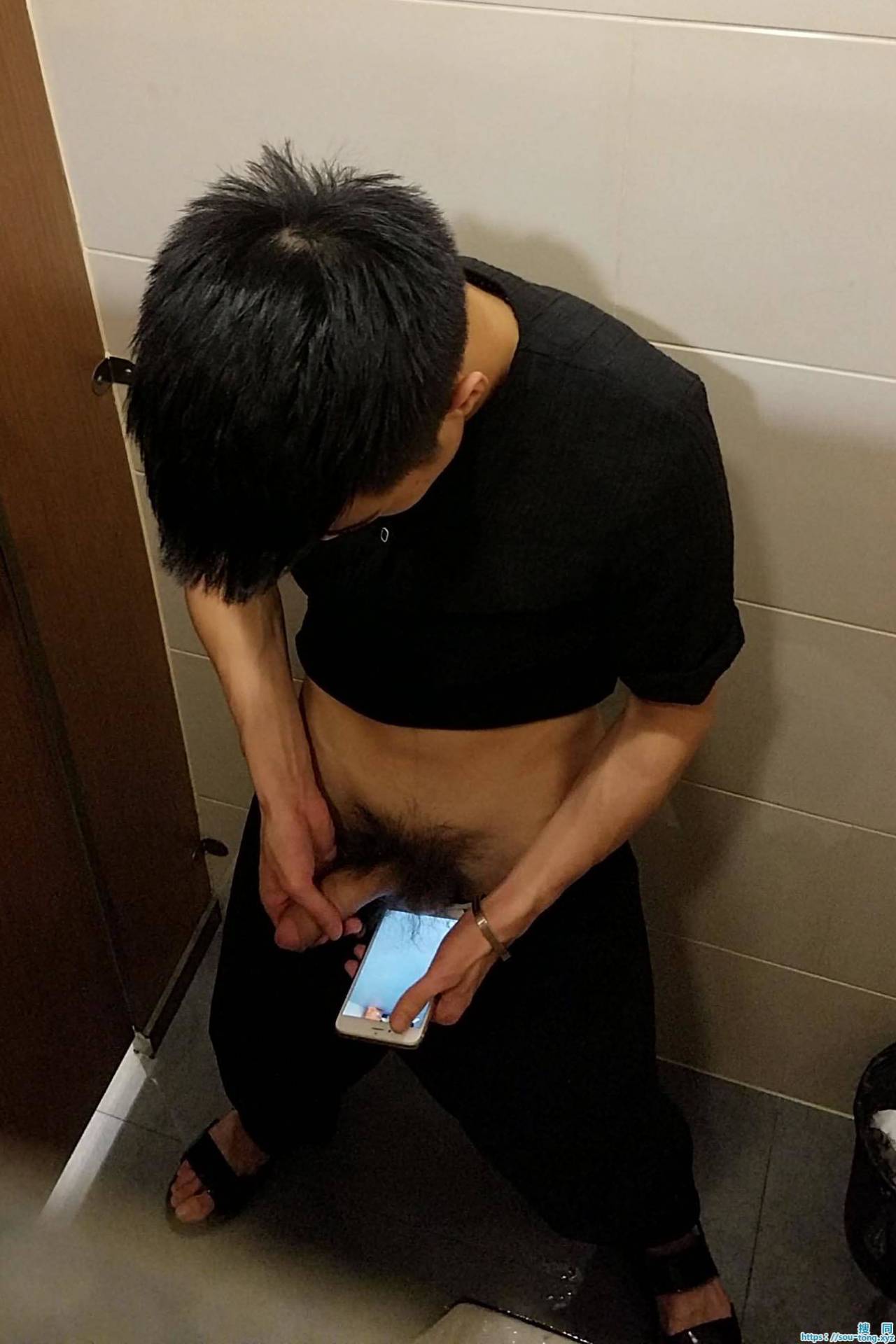 mantop106911:   【校園廁所盜攝】…  大屌帥哥陶醉自擼，發現被偷拍後一臉尷尬