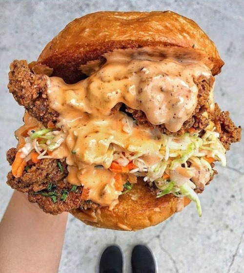 How many bites would it take you to finish this? Let us know in the comment-✔️ Follow @inbetweenbuns