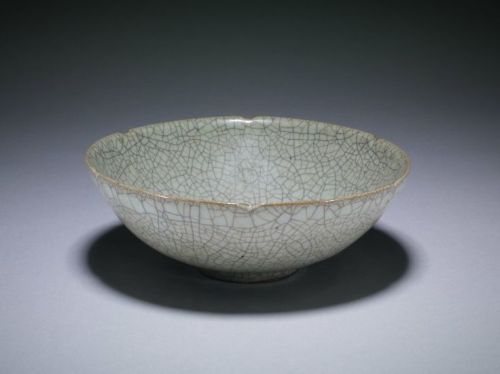Bowl  with inscription ‘bao yong’ (precious for use). Made of Guan green glazed stonewar