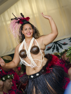 dynastylnoire: larim-mi:  In response to Sam ‘Fortafy’ Ratumaitavukis unkind comments regarding overweight Islander dancers and representation, please enjoy some of fuller figured island brothers and sisters representing their culture to the fullest