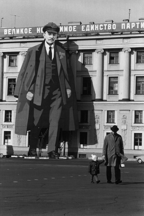 historicaltimes:Lenin on the Winter Palace, H. Cartier-Bresson/Magnum Photos Leningrad, Soviet Union