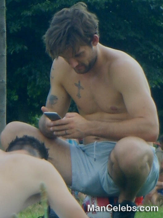 celebgaycelebs:  Alex Pettyfer Huge Bulge Thx: gay-male-celebs.com 