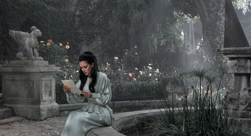 hauntedgardenbook:The beautiful garden in Bram Stoker’s Dracula (1992, directed by Francis Ford Coppola). Winona Ryder a