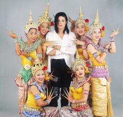 12yearsaking:  Look at him appreciate cultures without wearing them as a costume. It’s that easy. 