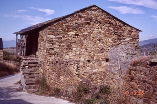 Casa de piedra en descomposición con escalera desvencijada, El Acebo, León, 1998.As I forgot to turn