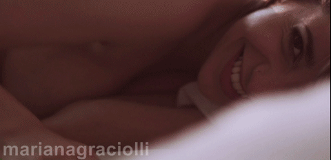 marianagraciolli:  Mari Graciolli acordando lindamente (GIF em HD).