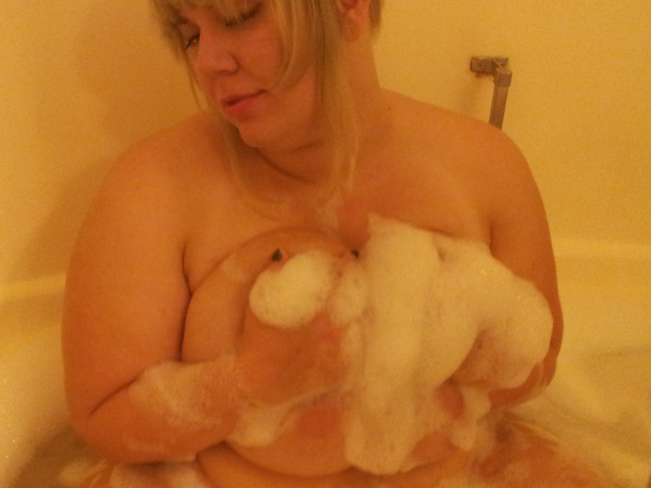 pieuvrepie:  all suds and warm and wet