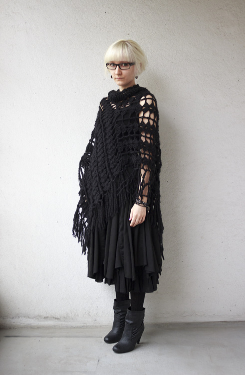 silmu:Vero Moda knit poncho, H&M tank top & skirt, Spirit shoes.