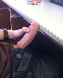 respetoalmacho:  mi compañero del trabajo le apetece hacer un descanso, me ha sujetado por la nuca y ya sé lo que espera