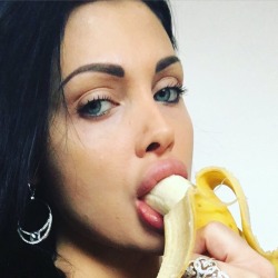 therealalettaoceanxxx:  Eating my banana 😁🙈