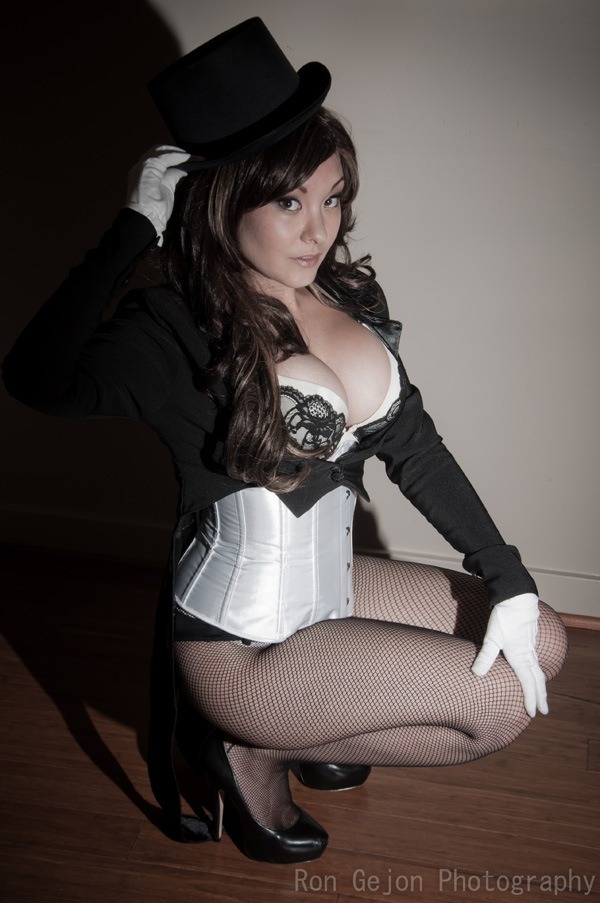 grimphantom:  cosaddict:  Zatanna by Ani-Mia Photography by Ron Gejon Check out more