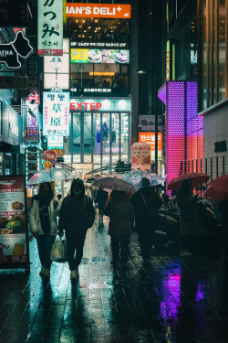 rjkoehler: Myeong-dong in the rain, taken a couple of days ago.