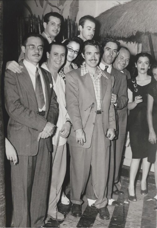 lamaideluna:  Los agachados con Tin Tan y Marcelo Que suave….estilo vintage! 