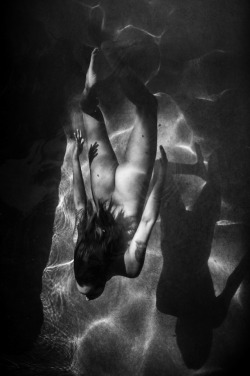 i ❤ b&w photography Behold, the beautiful naked woman…. a pe