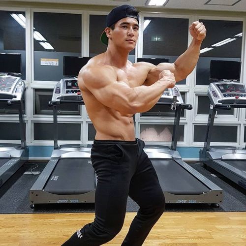 aznboysparadise: IG: junchoiofficial Another buff Asian gym guy. But where&rsquo;s his bulge? Ca