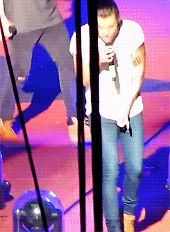 ohstylesno:  Harry mimicking a girl in a presumably very short/tight dress. 