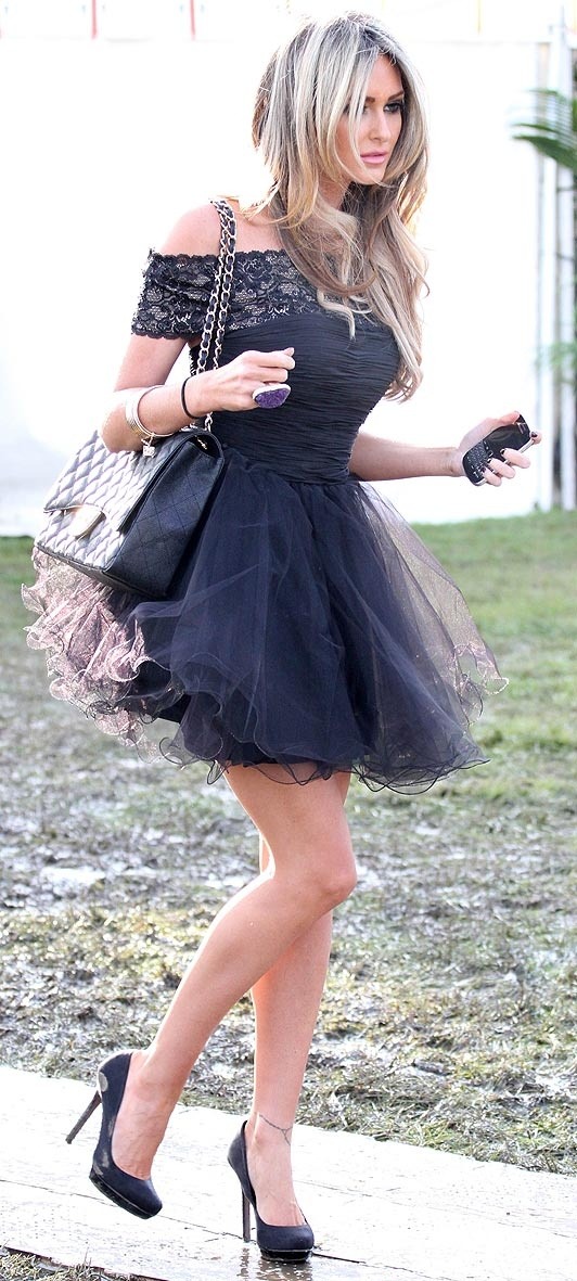 sissydonna:  sowanting:  Love the dress , the shoes the hair , the bag ……………….