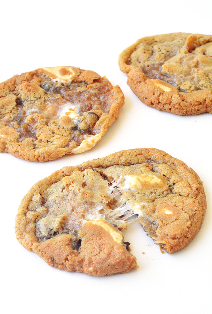 sweetoothgirl:    Chewy Cornflake Marshmallow Cookies   