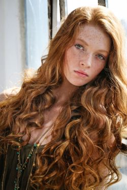 silentorgasm:  Incredible hair.  What amazing curls.