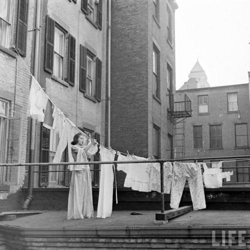 Hanging cotton clothes out to dry(Alfred Eisenstaedt. 1939)