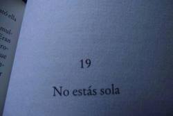 tengo-cuerpo-de-aceituna:  entre-palabras-y-versos:  i-cant-fight-this-feeling:  Ooh si, si lo estoy  nací sola, moriré sola. siempre estarás sola aunque esté rodiada de gente.  sí lo estoy, no me vengas con weas. Todos estamos solos.