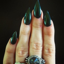 glampira:  My manicure today was on point.  Slytherin Queen Nails.