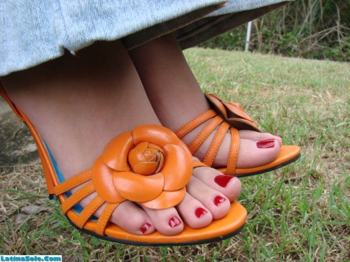 notbutterguy:  perfecttoesandsoles:  😍Elis😍  wow, what can i say firstly love the orange spikey sandals, love sling backs showing heels when nice great toes and soles too really nice shots here 