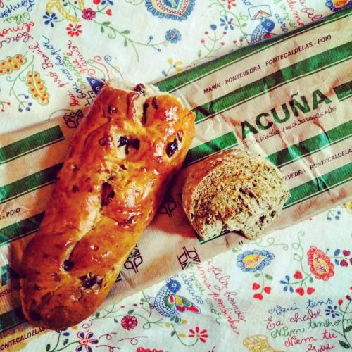 Pan de noces e pasas e pan de acelgas de Acuña: o meu proveedor oficial dos «vegetables, nuts and seeds, some fruit, “little” starch and [ejem] (no) sugar» que menciona o coach Glassman. :D ;) (en Panadería Acuña)