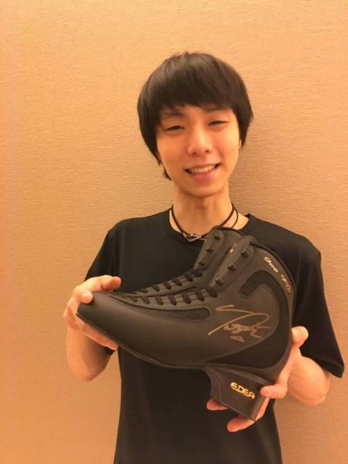 A charity auction for “3.11” is kicking off today. Yuzu donates a pair of skating boots 